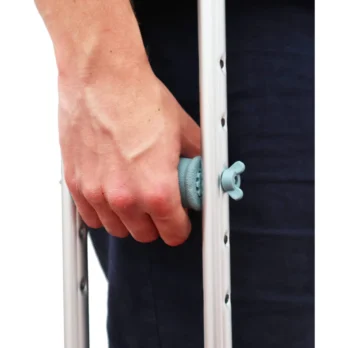 mano sujetando baston metalico con empunadura texturizada