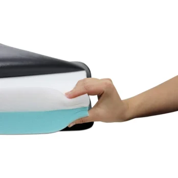 mano sujetando funda impermeable de cojin antiescaras