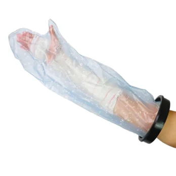 mano sujetando funda impermeable para brazo o pierna escayolada