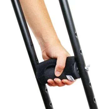 mano sujetando muleta ergonomica con puno acolchado