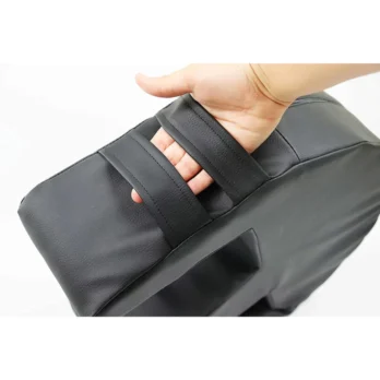 mano usando ayuda para calzar vista lateral