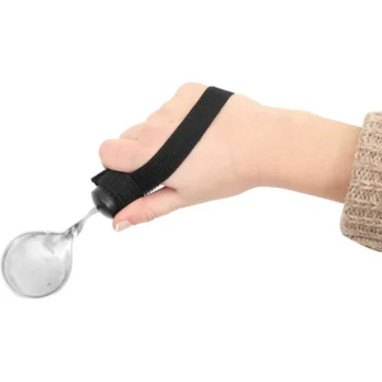 mano usando cuchara adaptada con soporte de velcro en la muneca
