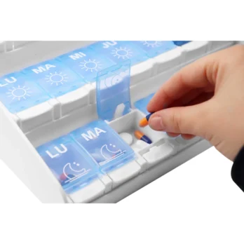 mano usando pastillero azul claro con etiquetas visibles