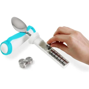 mano usando soporte para cuchara y tenedor adaptado