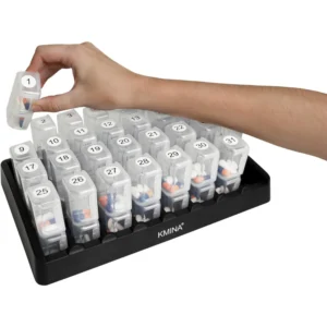 mano utilizando pastillero mensual con doble fila