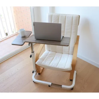 mesa auxiliar blanca junto a sillon ambiente domestico