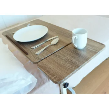 mesa auxiliar junto a cama con desayuno vista superior