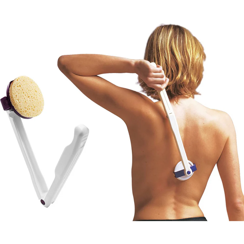 mujer aplicando crema en la espalda con aplicador plegable