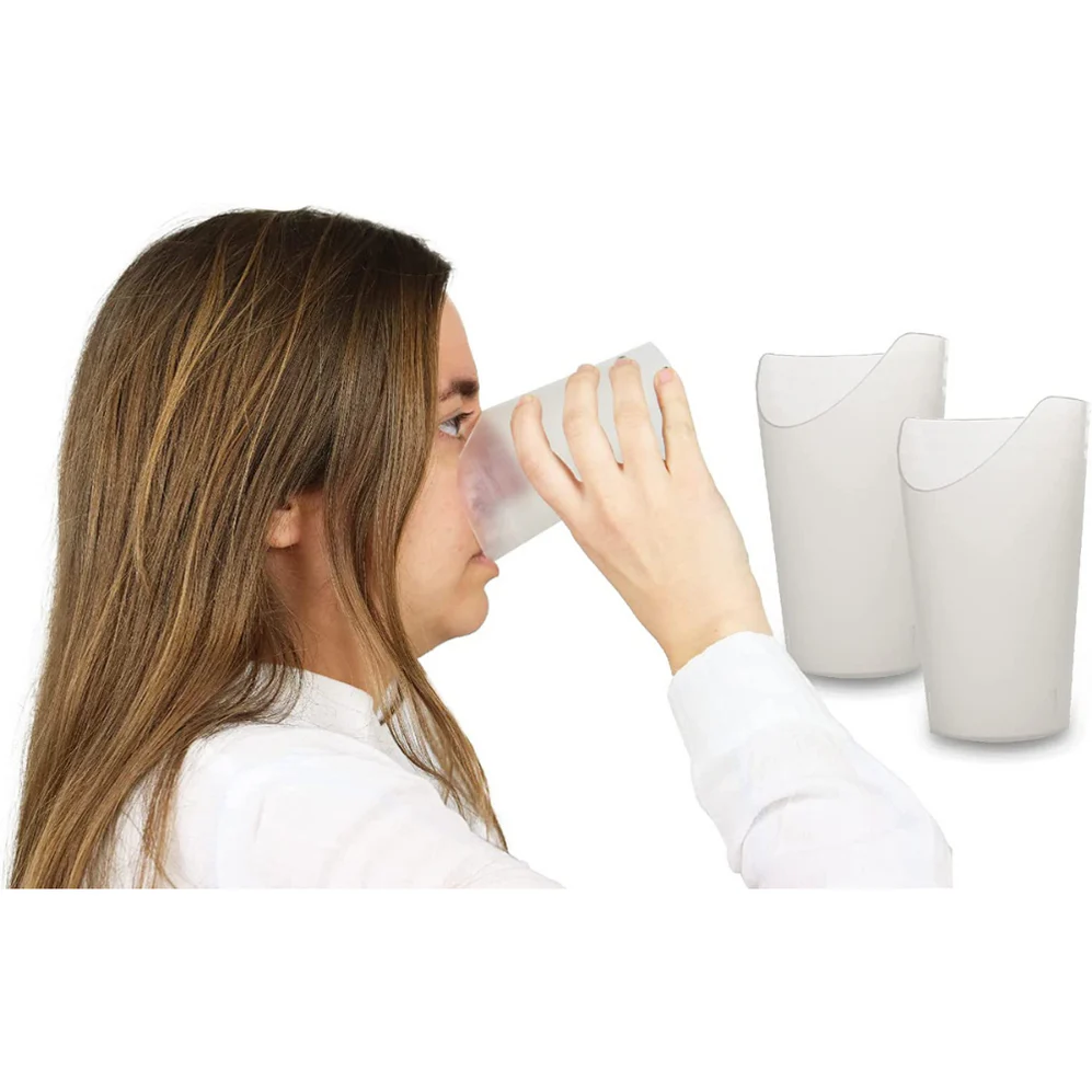 mujer bebiendo de vaso especial para disfagia