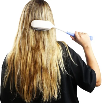 mujer cepillandose el cabello con cepillo adaptado