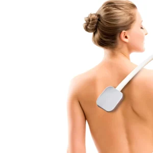 mujer usando aplicador de crema en la espalda