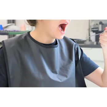 mujer utilizando babero impermeable gris con velcro