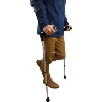 persona caminando con muleta ortopedica clasica
