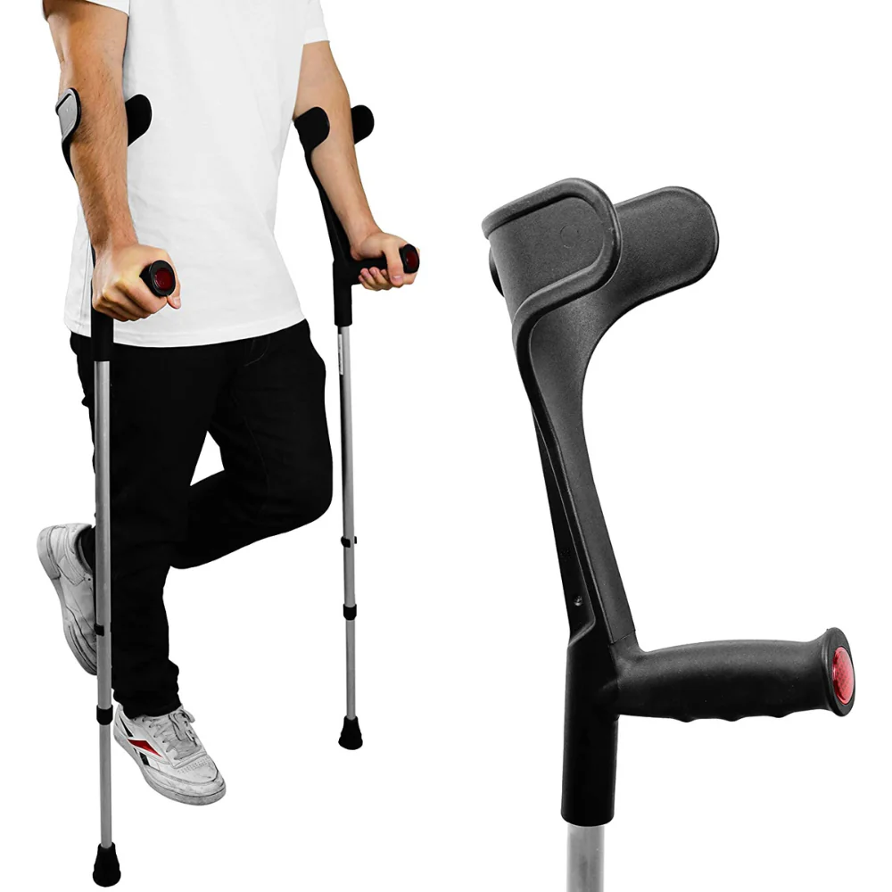 persona caminando con muletas ortopedicas con empunadura ajustable