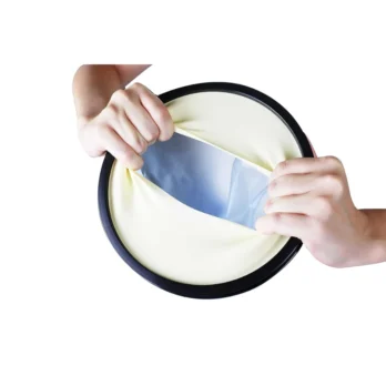 persona colocando protector circular sobre brazo con escayola
