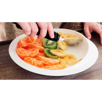 persona comiendo con cuchillo ergonomico y plato antideslizante