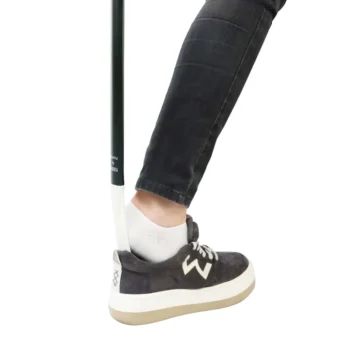 persona con zapatillas negras usando calzador