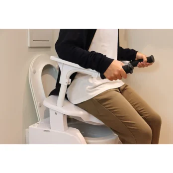 persona manipulando silla sanitaria