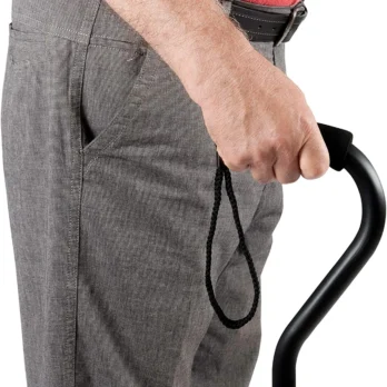 persona mayor sujetando baston comfort mango anatomico