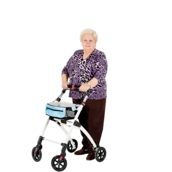 persona mayor usando andador de 4 ruedas con asiento y cesta