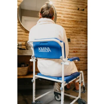 persona mayor utilizando silla sanitaria con respaldo azul y estructura metalica