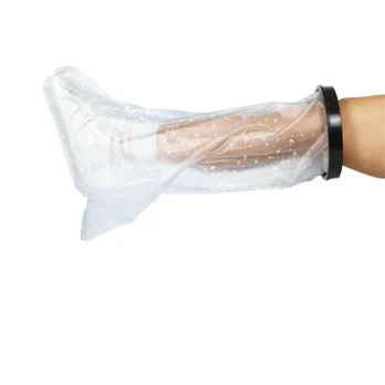 persona mostrando funda impermeable para ducha con cierre de silicona