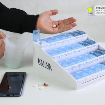persona senalando pastillero con tapa en primer plano