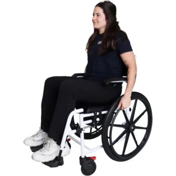 persona sentada en silla autopropulsable con diseno ergonomico