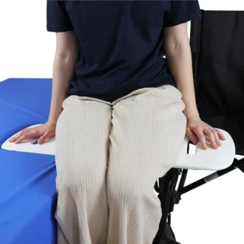 persona sentada usando tabla de transferencia con ayuda