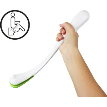 persona sujetando brazo extensor de limpieza corporal