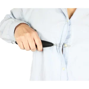 persona usando abrochabotones con camisa blanca