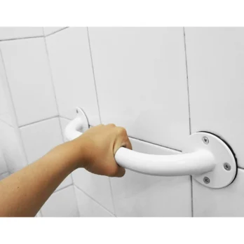 persona usando barra de apoyo blanca seguridad en bano