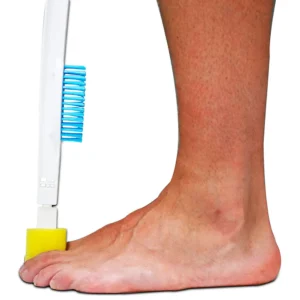 persona usando cepillo largo para lavar los pies