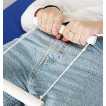 persona usando escalera de cama con asas para incorporarse
