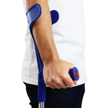 persona usando muleta ortopedica con apoyo en el antebrazo