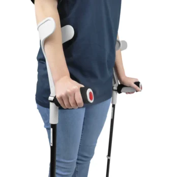 persona usando muletas ortopedicas ajustables
