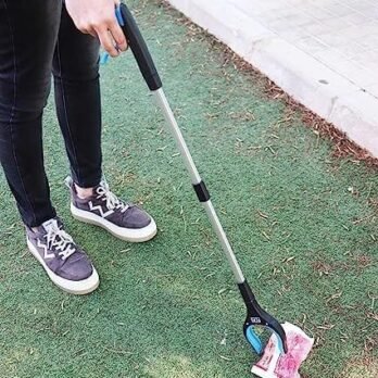 persona usando pinza recogeobjetos en el exterior