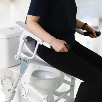 persona usando una silla sanitaria con cubo
