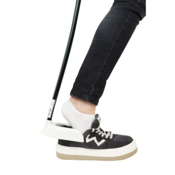 persona utilizando calzador negro con zapatilla
