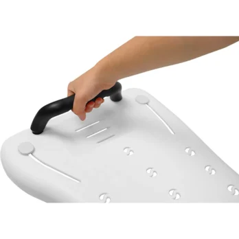 persona utilizando tabla con mango para bano