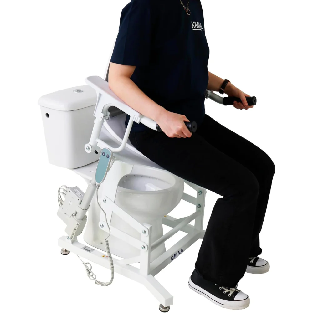 persona utilizando una silla elevadora de inodoro