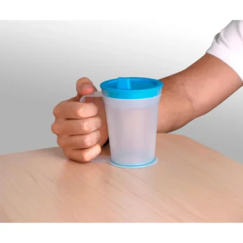 persona utilizando vaso antiderrames con boquilla