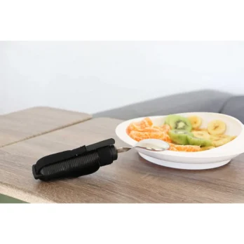 plato adaptado con borde elevado y empunadura antideslizante