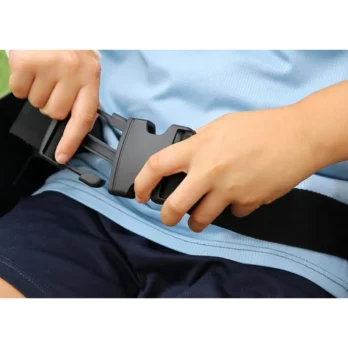 primer plano de persona abrochando cinturon en silla de ruedas