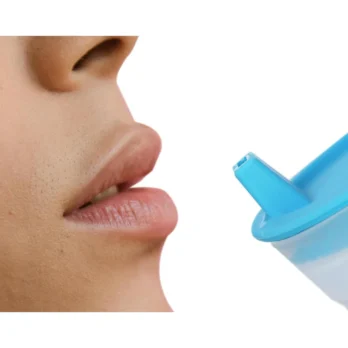 primer plano de persona bebiendo de vaso con boquilla