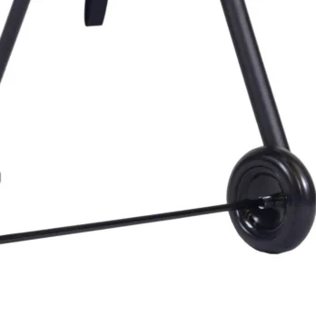 primer plano de rueda delantera de andador negro