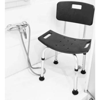 silla de ducha con asiento negro respaldo y estructura de aluminio