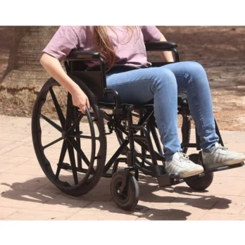 silla de ruedas autopropulsable con usuario exterior