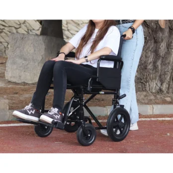 silla de ruedas en uso real paseo por la calle