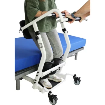 silla de transferencia junto a camilla uso en entorno clinico